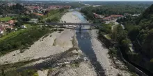 Siccit&agrave;, il fiume Sesia irriconoscibile: le immagini video girate da un drone