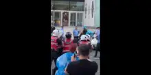 Rivoluzione dei fenicotteri a Tirana: scontri e arresti davanti al Parlamento albanese | Video