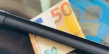 &ldquo;Attenzione, se vedete 50&euro; sul parabrezza della vostra auto non prendeteli&rdquo;: cos&rsquo;&egrave; e come funziona la nuova &ldquo;truffa della banconota&rdquo;, l&rsquo;allarme della polizia