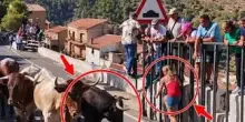 &ldquo;&Egrave; stata raggiunta mentre cercava di scappare&rdquo;: esita un attimo fuori dalle transenne e viene incornata da un toro, 64enne muore durante l&rsquo;encierro