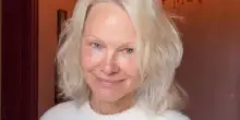 &ldquo;Il medico mi disse che mi restavano 10 anni di vita, l&rsquo;epatite C era una condanna a morte. Ho usato tutti i miei risparmi per curarmi&rdquo;: la confessione di Pamela Anderson