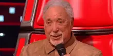 &ldquo;Sono stato licenziato a 86 anni, ma non volevo lasciare The Voice. Mi hanno detto che l&rsquo;hanno fatto per &lsquo;difficolt&agrave; finanziarie&rdquo;: Tom Jones furioso attacca la produzione
