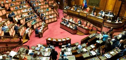 Legge elettorale, tramonta il ballottaggio e la soglia per il premio resta al 42%. Iniziato l&rsquo;esame in Aula al Senato