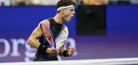 Clamoroso agli US Open, Shelton fa l&rsquo;impresa ed elimina Alcaraz dopo 4 ore e mezza: &ldquo;Spero solo che mia sorella non debba essere al lavoro alle 6&rdquo;
