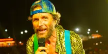 &ldquo;A Barletta c&rsquo;&egrave; l&rsquo;amianto, chiss&agrave; se era vero o mica tanto. La politica &egrave; un brutto affare sia quella nazionale che quella locale&rdquo;: l&rsquo;ironia di Jovanotti dopo il concerto annullato