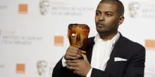 Noel Clarke incriminato per sei reati a sfondo sessuale. L&rsquo;attore di &ldquo;Doctor Who&rdquo; accusato di aggressione sessuale, voyeurismo ed esposizione indecente