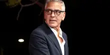 George Clooney: &ldquo;Mia sorella Adelia si &egrave; ammalata di cancro l&rsquo;anno scorso ed &egrave; morta molto rapidamente. Ero con lei quando &egrave; successo. Tenendole la mano mentre moriva ho capito quanto sia breve il tempo&rdquo;