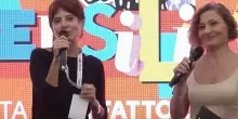 Dal palco della Versiliana Cinzia Monteverdi saluta Alessandro Di Battista: &ldquo;Ci giungono notizie che sta recuperando. Ti aspettiamo&rdquo;. Il lungo applauso del pubblico