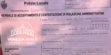 Evita un pedone, bestemmia e viene multato: l&rsquo;incredibile storia di un motociclista a Venezia