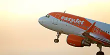 Malore per il copilota a venti minuti dal decollo: volo EasyJet per le Canarie costretto all&rsquo;atterraggio d&rsquo;emergenza