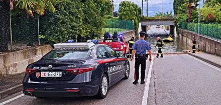 Udine, donna muore annegata nell&rsquo;auto intrappolata in un sottopassaggio allagato. Disagi anche sulla linea ferroviaria