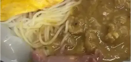 Ordina il pranzo da asporto in un ristorante vicino all&rsquo;ufficio e ci trova dentro un topo vivo: il video choc fa il giro del mondo. La difesa del titolare del locale: &ldquo;Mai successo prima&rdquo;