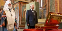 Ucraina, Mosca invia le reliquie del &lsquo;santo comandante&rsquo; Donskoy nel Donbass. &ldquo;I soldati hanno bisogno dell&rsquo;aiuto di Dio&rdquo;