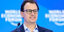 &ldquo;Bisogna rallentare con l&rsquo;intelligenza artificiale&rdquo;, l&rsquo;allarme del ceo di Anthropic Amodei. Musk e Altman (OpenAI): &ldquo;Ha ragione&rdquo;
