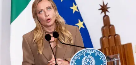 Meloni abolisce per un anno il bollo auto: ormai la finanza pubblica fa da bancomat elettorale