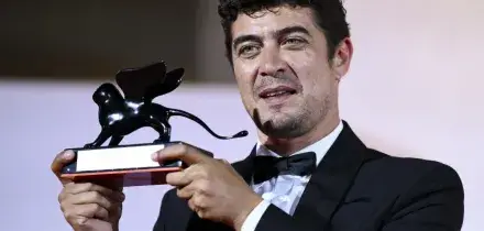 &ldquo;Dedico questo premio a tutti i pap&agrave; del mondo, anche al mio e a mia madre&rdquo;, a Riccardo Scamarcio il premio Orizzonti come miglior attore