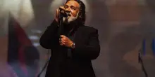 &ldquo;Questo film va ascoltato a forte volume&rdquo;, Russell Crowe racconta in What Love Builds il suo amore per il rock e il ciuffo alla Elvis