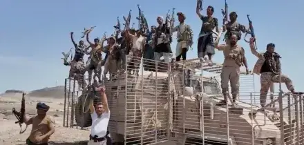 Missili e droni Houthi colpiscono una base saudita. Nave iraniana speronata a Hormuz: un morto