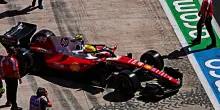 Formula 1, Hamilton costretto subito al ritiro a Madrid: &ldquo;Mi sento demoralizzato&rdquo;. Il club lo richiama ai box: cosa &egrave; successo