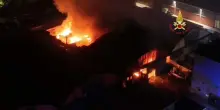 Enorme incendio in un&rsquo;autorimessa a Pero (Milano), distrutto il capannone con Ferrari, Porsche e Bentley