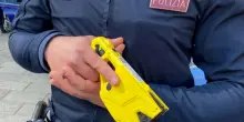 Nuda e con un coltello in strada a Roma, bloccata dalla polizia con il taser