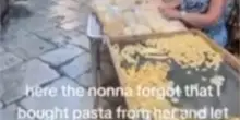&ldquo;Mi fotografi solo se compri le orecchiette&rdquo;: il botta e risposta tra la pastaia di Bari Vecchia e la turista &egrave; virale su TikTok e scoppia la polemica
