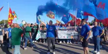 Ex Ilva,  sciopero di 24 ore e blocchi stradali: lavoratori dell&rsquo;indotto protestano contro il rischio di 2.500 licenziamenti per la chiusura dell&rsquo;area a caldo
