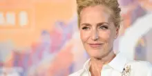 &ldquo;Da giovane ho avuto relazioni con donne. Ho avuto un fidanzato che l&rsquo;ha scoperto e mi ha lasciata. Non sono una grande &lsquo;flirtatrice&rsquo;, non sono brava&rdquo;: cos&igrave; Gillian Anderson