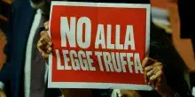 Legge elettorale, al Senato le proteste delle opposizioni con cartelli in Aula prima del voto