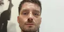 &ldquo;Mi hanno dato una ventina di pugni in faccia. Sento ancora il sapore del sangue in bocca&rdquo;: il racconto del direttore di Novella 2000 aggredito a Milano