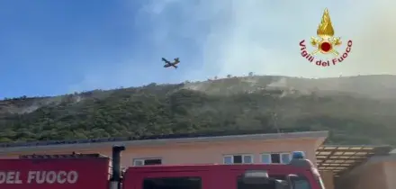 Incendi in Costiera amalfitana e Penisola sorrentina, la denuncia dei sindaci: &ldquo;Natura dolosa&rdquo;. Vigili del fuoco e tre Canadair per spegnere i roghi