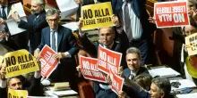 Morsi, pugni, lanci di oggetti contro il Presidente del Senato: la &ldquo;legge truffa&rdquo; del 1953 e il dibattito parlamentare pi&ugrave; violento della storia d&rsquo;Italia