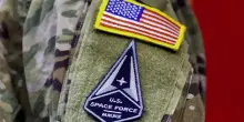 Usa: &ldquo;Per la prima volta abbiamo armi nello spazio&rdquo;. Scontro con la Cina: &ldquo;Smettete di prepararvi alla guerra&rdquo;