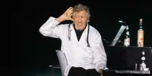 &ldquo;Ci sono due tipi di persone al mondo: quelle che fanno la cosa giusta e piccoli stronzi come te che fanno la cosa sbagliata&rdquo;: Roger Waters attacca Ed Sheeran