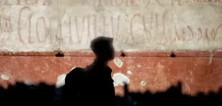 Finge di essere una guida turistica degli Scavi di Pompei e adesca un ragazzino: arrestato per violenza sessuale