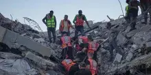 Gaza, crolla edificio di sei piani gi&agrave; colpito dalle bombe: 50 bambini intrappolati. 14 corpi recuperati, inclusi quelli di 5 minori