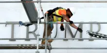 Giudice vieta di scrivere &ldquo;Trump&rdquo; sul Kennedy Center. E il cda decide di chiuderlo. Il presidente Usa: &ldquo;Si riapre solo col mio nome sulla facciata&rdquo;