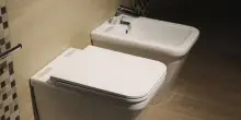 Un uomo ubriaco resta incastrato con la testa tra water e bidet e deve chiamare il 118: impossibile liberarlo, arrivano i vigili del fuoco