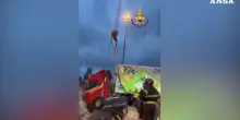Tir sfonda il guard rail e rimane sospeso del vuoto sull&rsquo;autostrada: salvato il camionista