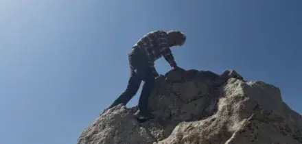 Reinhold Messner si arrampica ancora a 82 anni e a chi gli scrive &ldquo;Non &egrave; una roccia cos&igrave; alta&rdquo; risponde: &ldquo;Restate vigili, restate umili. Muovetevi tra le montagne e nella vita con consapevolezza&rdquo;