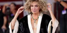 &ldquo;A 13 anni ero costretta a letto da delle operazioni per una grave forma di scoliosi, ero sempre ferma, ingessata. Ho vissuto l&rsquo;adolescenza a brandelli&rdquo;: cos&igrave; Valeria Golino
