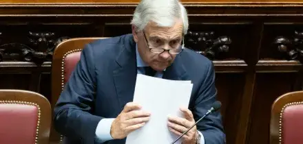 Tajani: &ldquo;Per la sicurezza usiamo in strada la Polizia locale imboscata negli uffici&rdquo;. Il sindacato: &ldquo;Insulto inaccettabile&rdquo;