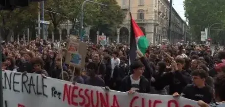 Torino, presidio antifascista contro Vannacci al convegno del sindacato di polizia: i manifestanti intonano &ldquo;Bella Ciao&rdquo;