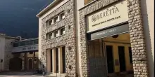 Giorgia Meloni alla fabbrica di armi Beretta per festeggiare i 500 anni dalla fondazione: accolta da operai e vertici aziendali