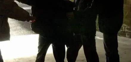 Un 13enne accoltellato nel parcheggio del centro commerciale Campania: due fermati per tentato omicidio