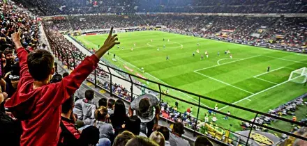 San Siro compie cent&rsquo;anni: invece di festeggiarlo, gli faranno la festa. Il piccone avr&agrave; la meglio e Milano perder&agrave; un pezzo di s&eacute;