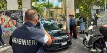 Studente tredicenne spruzza spray urticante contro una professoressa e la accoltella in una scuola a Roma