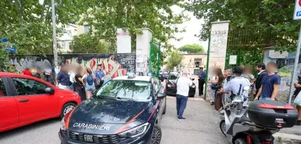 Prof accoltellata a scuola, si indaga su chi ha postato online il video dell&rsquo;aggressione e sui partecipanti della videochiamata su Telegram