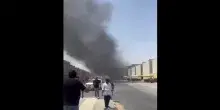 Arabia Saudita, una colonna di fumo nero si alza dall&rsquo;aeroporto di Riad