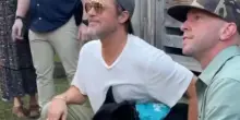 &ldquo;Il cane che recita con me? Pi&ugrave; bravo di George Clooney e Matt Damon&rdquo;: Brad Pitt scherza alla premi&egrave;re di Heart of the Beast e porta sul red carpet quattro cani da adottare &ndash; VIDEO